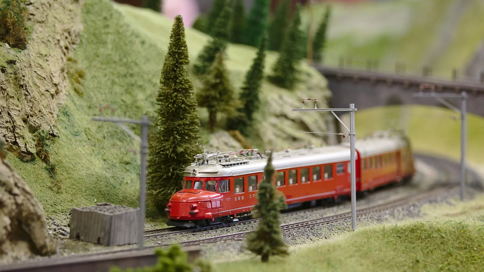 Digital gesteuerter Elektro-Triebwagen in Spur H0 mit Pantograf auf einer Modellbahnanlage