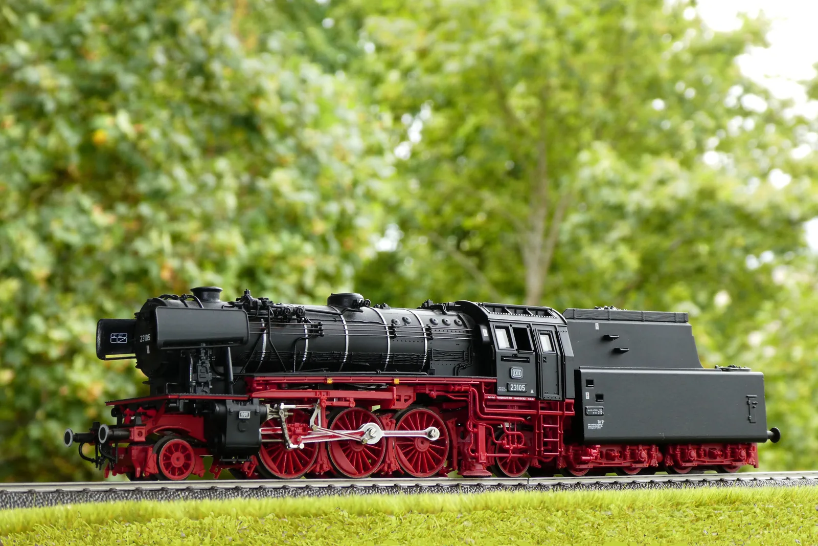 H0 Dampflokomotive (BR 23) zur Reparatur in der Modellbahn-Fachwerkstatt