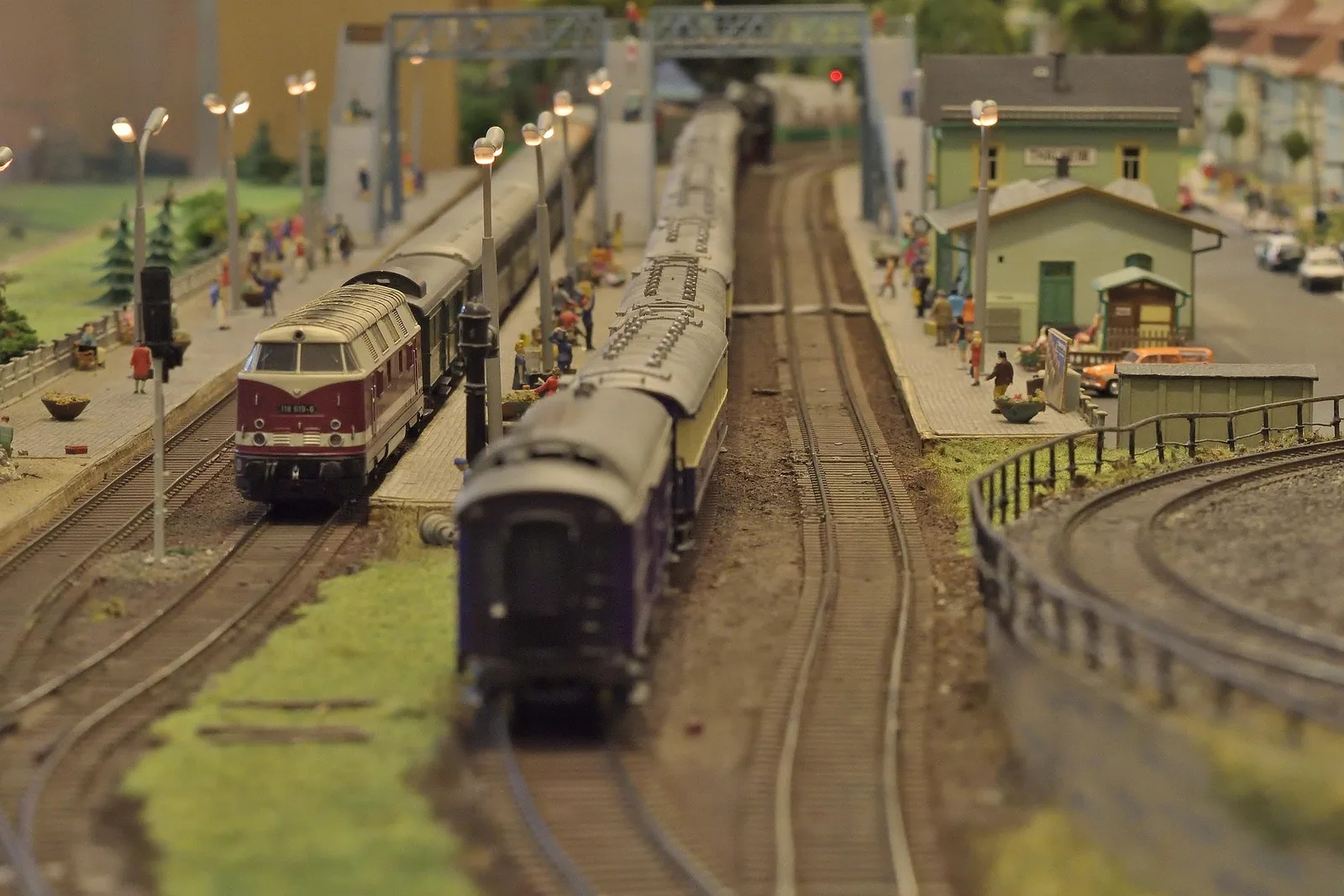 Detailreiche Modellbahnanlage mit Bahnhof und Zügen – Wartung und Restaurierung von Modelleisenbahnen